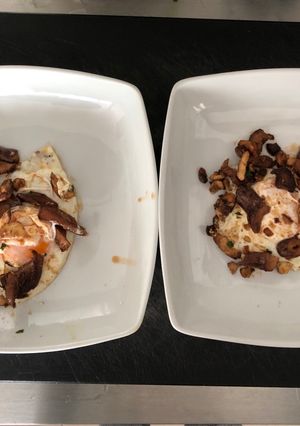Una foto de Huevos fritos con setas 🍄🍄🍄