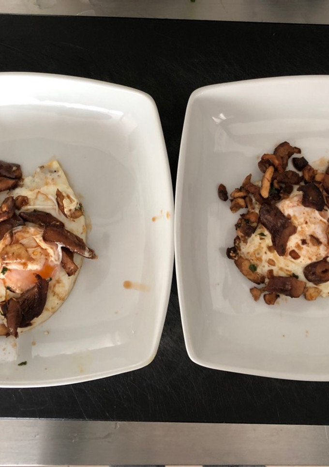 Una foto de Huevos fritos con setas 🍄🍄🍄
