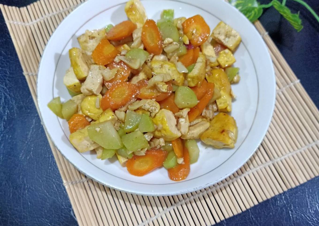 Cara Gampang Menyiapkan Tumis pelangi TW2 (tahu waluh wortel), Menggugah Selera