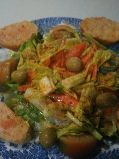 Una foto de Ensalada apio y pan tomate