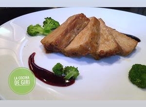 Una foto de Cerdo con salsa berry ginger & papelón