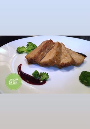 Una foto de Cerdo con salsa berry ginger & papelón