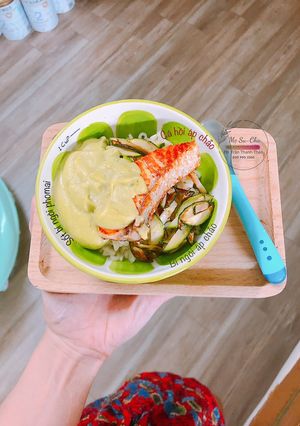 Hình của món Nui sốt bí ngòi phomai, ăn kèm cá hồi và bí ngòi áp chảo.