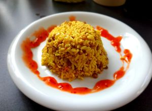 Indiai ízekre hangolt darált húsos rizses egytálétel recept fotója