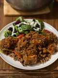 Rabo con moro y ensalada