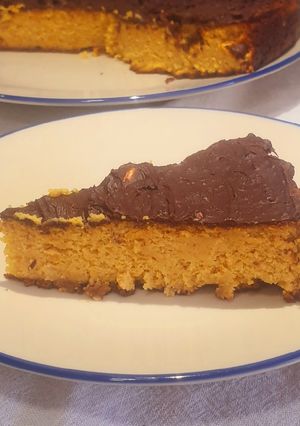Una foto de Tarta de almendra y naranja sin gluten con cobertura de chocolate negro