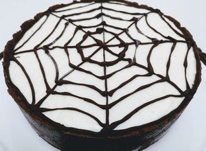 Foto principal de Tarta de queso de tela de araña para Halloween (sin horno)