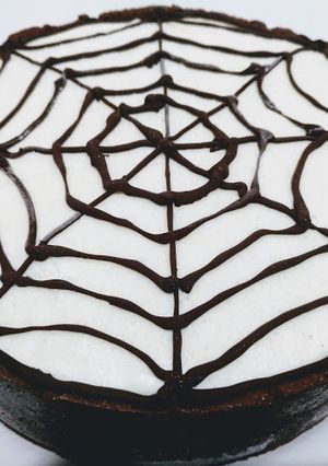 Foto principal de Tarta de queso de tela de araña para Halloween (sin horno)