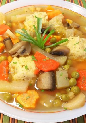 Tavaszi zöldségleves sajtgombóccal.. 🥕 recept fotója