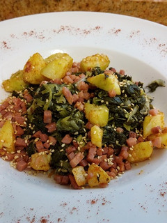 Una foto de Espinacas con jamón y un toque de ajonjolí