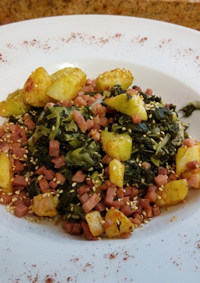 Una foto de Espinacas con jamón y un toque de ajonjolí