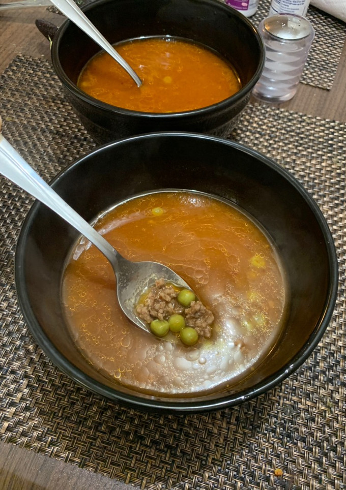Una foto de Caldo de carne con chícharos