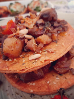 Una foto de Milhojas de cordero confitado con shiitake