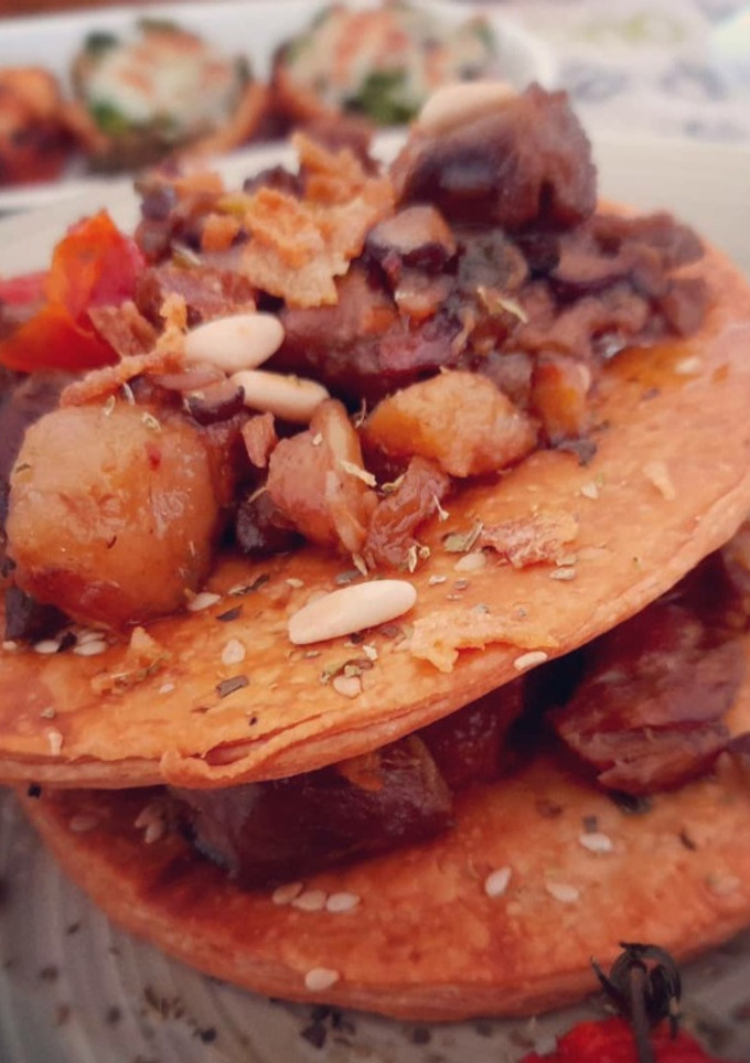 Una foto de Milhojas de cordero confitado con shiitake