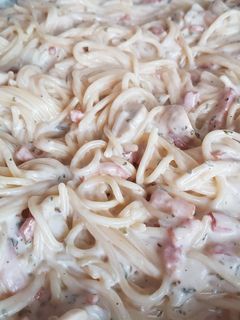 Una foto de Espaguetis carbonara a mi manera 🤤