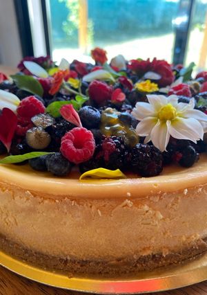 Una foto de Cheesecake con frutos rojos 🍒🍓🍒