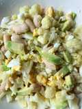 Ensalada chícharos/alubias con coliflor, aguacate y huevo