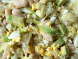 Ensalada chícharos/alubias con coliflor, aguacate y huevo