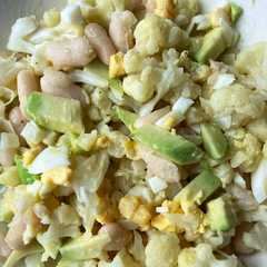 Una foto de Ensalada chícharos/alubias con coliflor, aguacate y huevo