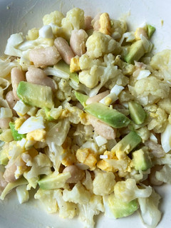 Una foto de Ensalada chícharos/alubias con coliflor, aguacate y huevo