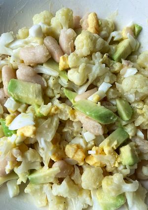 Una foto de Ensalada chícharos/alubias con coliflor, aguacate y huevo