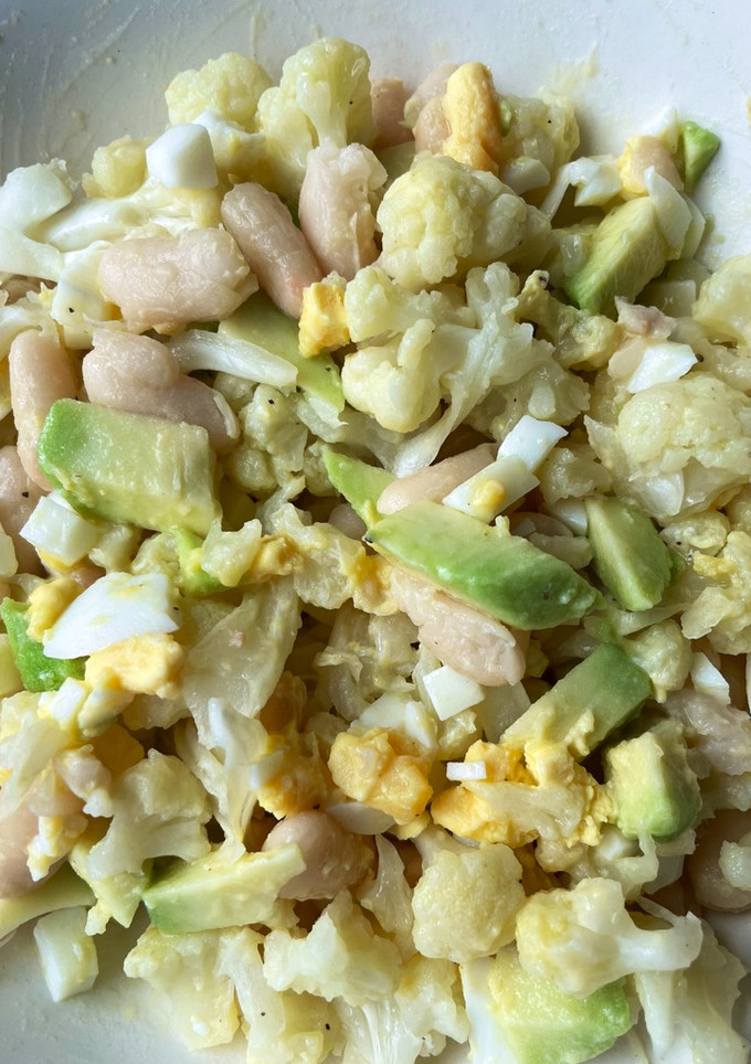 Una foto de Ensalada chícharos/alubias con coliflor, aguacate y huevo