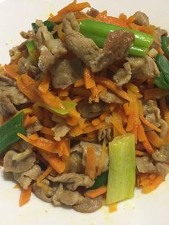 梅花肉炒紅蘿蔔 的食譜成品照片