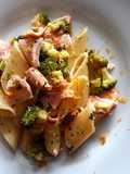 Pennoni con broccoli e salmone profumati all' arancia