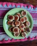 Pepas de harina de maní y harina de coco con topping de semillas de lino