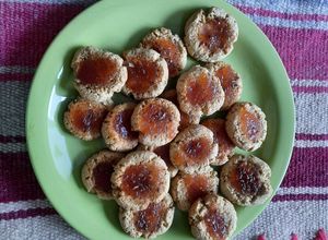 Una foto de Pepas de harina de maní y harina de coco con topping de semillas de lino