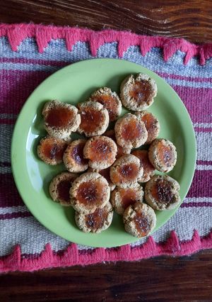 Una foto de Pepas de harina de maní y harina de coco con topping de semillas de lino