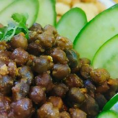 A picture of Kala chana gravy .