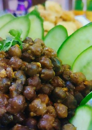 A picture of Kala chana gravy .