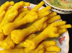 Hình của món Chân gà luộc thảo quả.