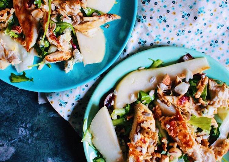 Steps to Make Speedy Blue cheese, pear and chicken salad 🥗 🧀 🍐