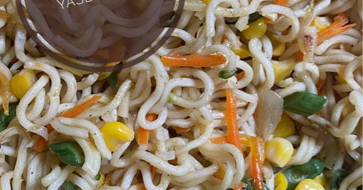 Mie telur pelengkap nasi kuning