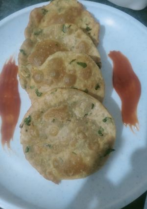 A picture of Methi puri.