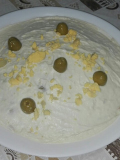Una foto de Ensaladilla individual con aceitunas rellenas de anchoa