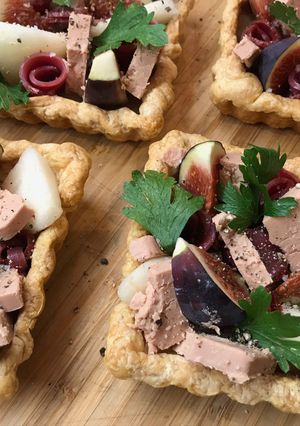 Une photo de Tartelettes feuilletées Poires, Figues, Magret fumé et Foie gras