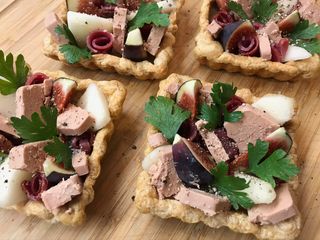 Tartelettes feuilletées Poires, Figues, Magret fumé et Foie gras