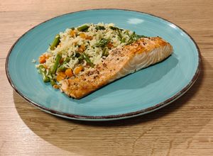 Foto principal de Salmón a la plancha en guarnición de arroz salteado con trigueros en wok