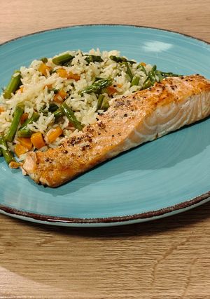 Foto principal de Salmón a la plancha en guarnición de arroz salteado con trigueros en wok