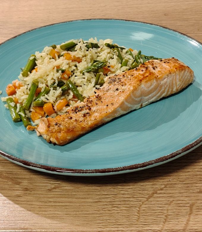 Foto principal de Salmón a la plancha en guarnición de arroz salteado con trigueros en wok