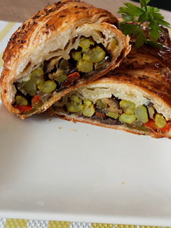 Una foto de Hojaldre relleno de verduras asadas