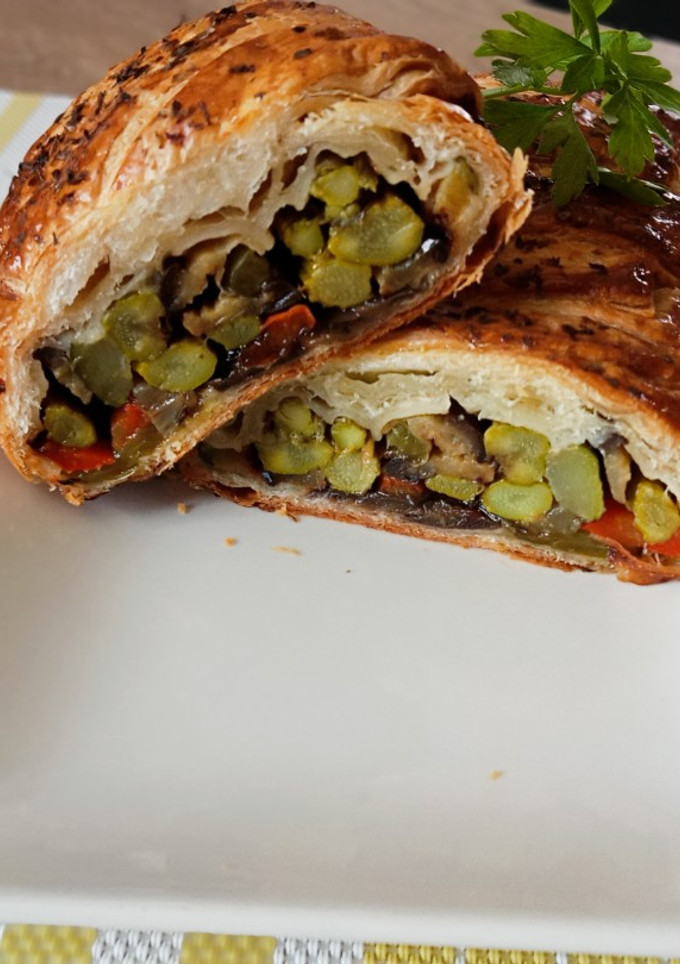 Una foto de Hojaldre relleno de verduras asadas