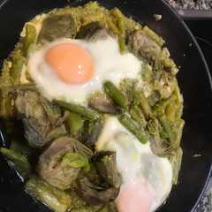 Una foto de Alcachofas con espárragos y huevos