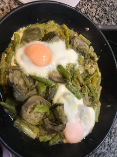 Una foto de Alcachofas con espárragos y huevos