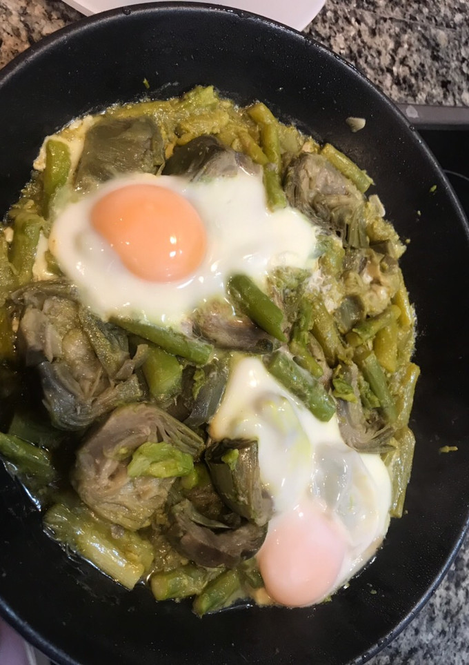 Una foto de Alcachofas con espárragos y huevos