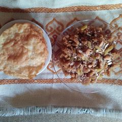 A picture of Halwa puri.