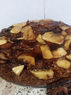 Una foto de Bizcocho invertido de manzanas 🍎🍰